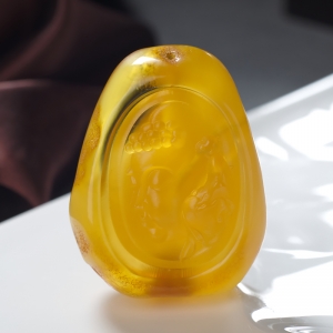 带皮鸡油黄金绞蜜一心向佛吊坠