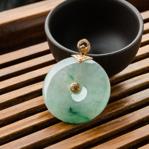 18K糯冰种飘翠翡翠平安扣吊坠