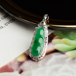 18K糯冰种翠绿翡翠福豆吊坠