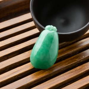 糯种豆绿翡翠福瓜吊坠