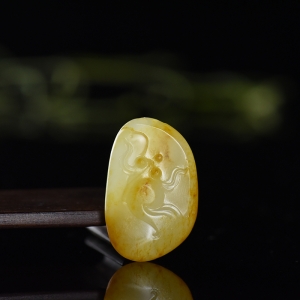 籽料和田玉年年有余吊坠