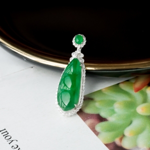 18K糯冰种翠绿翡翠福豆吊坠