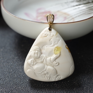 18K瓷白白蜜弥勒佛吊坠