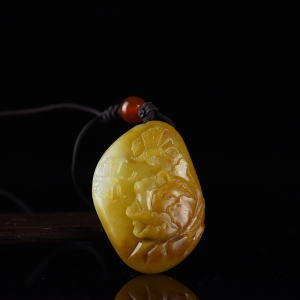 籽料和田玉花开富贵吊坠