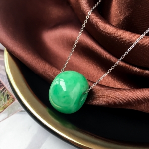 糯冰种豆绿翡翠路路通吊坠