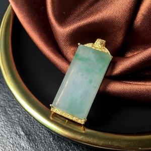 18K糯冰种飘翠翡翠无事牌吊坠