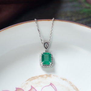 18K鲜绿祖母绿方形项链