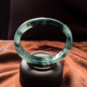 58.5mm冰种飘花翡翠贵妃镯