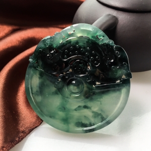 糯冰种飘花翡翠仿古龙吊坠