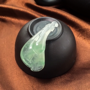 冰种飘翠翡翠吊坠