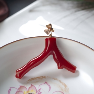 18K阿卡牛血红珊瑚树枝吊坠