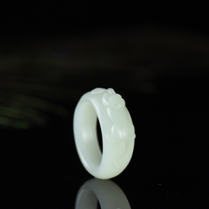 籽料和田白玉灵猴献瑞指环