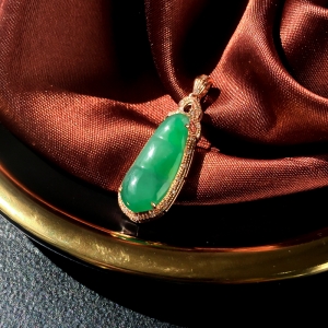 18K糯冰种翠绿翡翠福豆吊坠