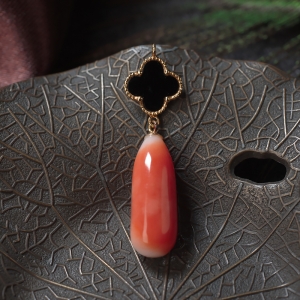 18KMOMO珊瑚水滴吊坠