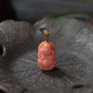 18KMOMO珊瑚弥勒佛吊坠