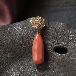 18KMOMO珊瑚水滴吊坠