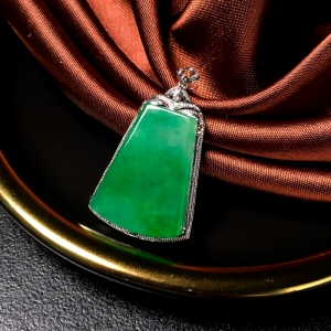 18K糯冰种翠绿翡翠无事牌吊坠