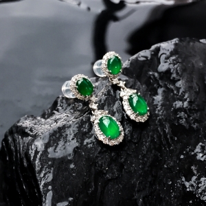 18K冰种翠绿翡翠耳坠