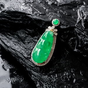 18K糯冰种翠绿翡翠福豆吊坠