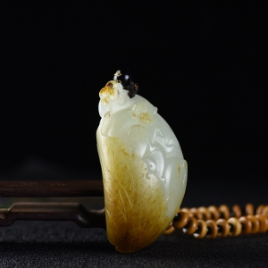 俏色籽料和田白玉一夜封侯手把件