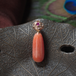 18KMOMO珊瑚水滴吊坠