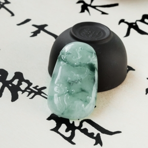 糯冰种飘花翡翠梅花鹿吊坠