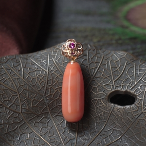 18KMOMO珊瑚水滴吊坠