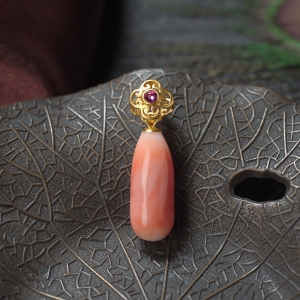 18KMOMO珊瑚水滴吊坠