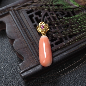 18KMOMO珊瑚水滴吊坠