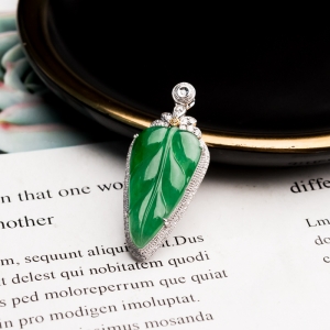 18K糯冰种翠绿翡翠金枝玉叶吊坠