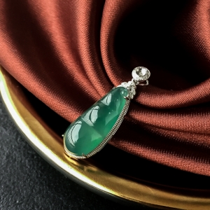 18K糯冰种蓝水翡翠福豆吊坠