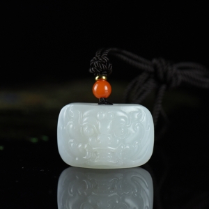 籽料和田白玉守护吊坠