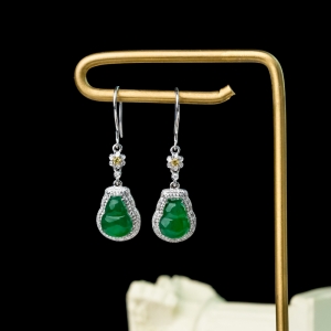 18K糯冰种翠绿翡翠福禄耳坠