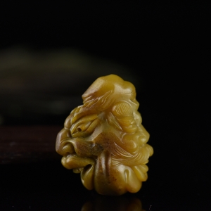 籽料和田玉黄沁罗汉吊坠