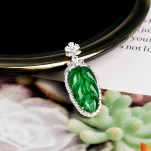 18K糯冰种翠绿翡翠金枝玉叶吊坠