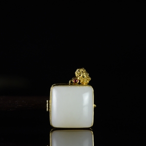 18K籽料和田白玉香囊吊坠