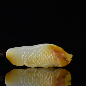 籽料和田玉黄沁年年有余吊坠