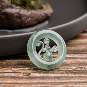 糯冰种浅绿翡翠福鼠吊坠