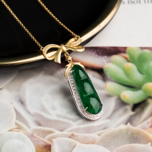 18K糯冰种翠绿翡翠福豆项链