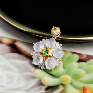 18K冰种翡翠吊坠