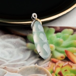 18K冰种翡翠福豆吊坠