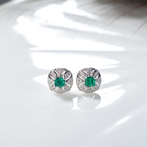 18K鲜绿祖母绿耳钉