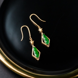 18K糯冰种翠绿翡翠福豆耳坠