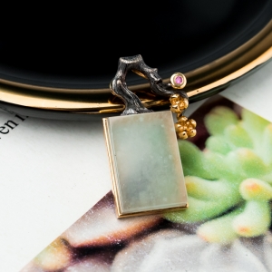 18K糯冰种浅绿翡翠无事牌吊坠