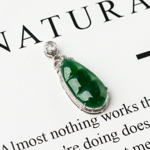 18K糯冰种翠绿翡翠福豆吊坠