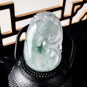 糯冰种飘花翡翠如意吊坠