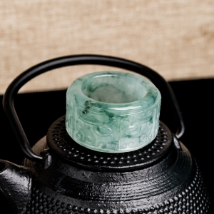 糯冰种飘花翡翠兽面指环