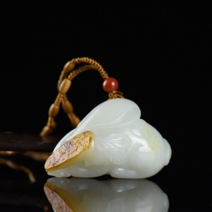 俏色籽料和田白玉卯兔吊坠