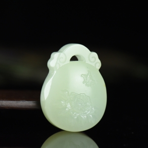 籽料和田白玉花开富贵吊坠