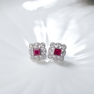 18K鸽血红红宝石耳钉